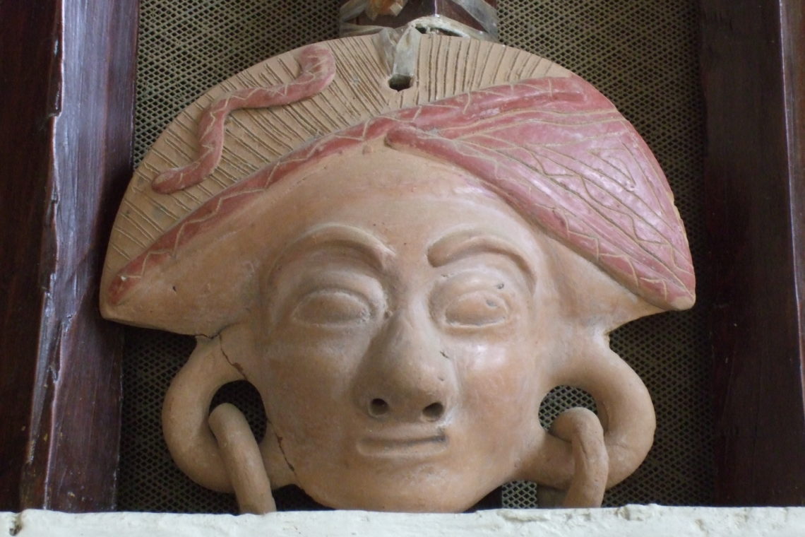 Calendario cultural de Quito para mayo 2025 con eventos de museos, conciertos, cine, ferias y actividades culturales en espacios históricos como la Mitad del Mundo y el Centro Histórico.